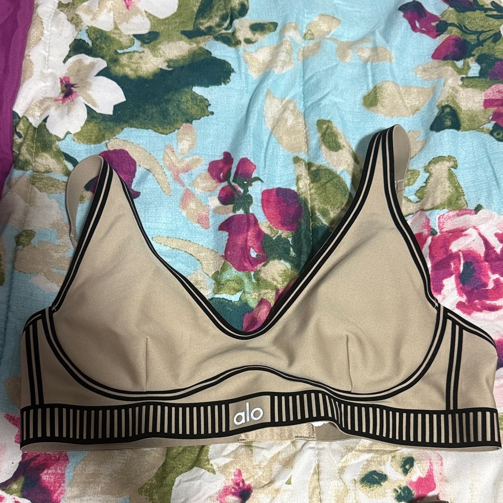 ALO Yoga Women's Beige Set with Black Trim